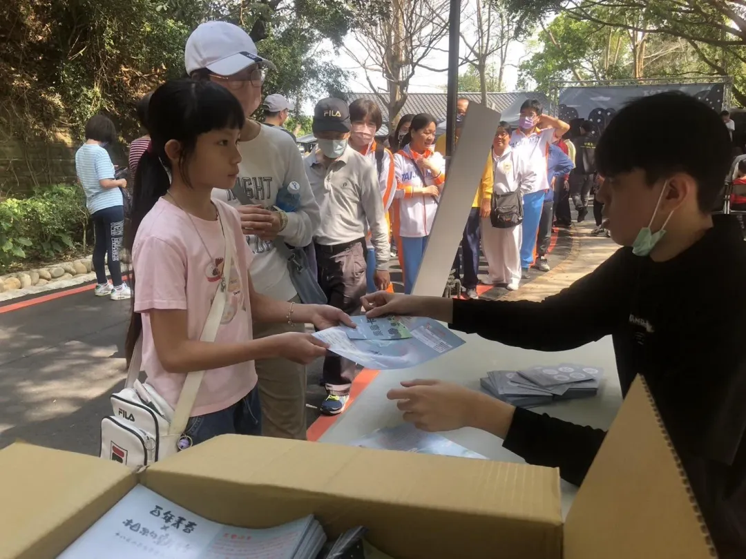 民眾排隊索取集點卡。（圖／新竹市政府提供）
