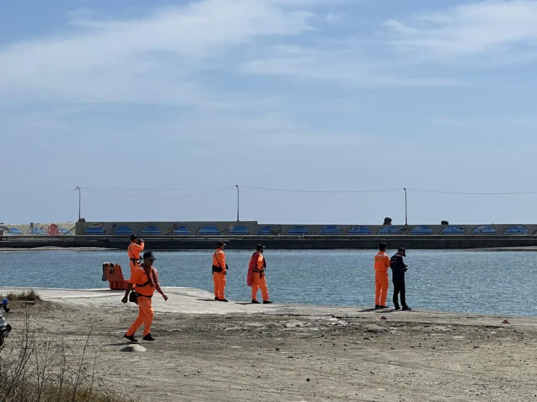 高雄彌陀區南寮漁港今(24日)中午驚傳汽車墜海意外。(圖/中天新聞)