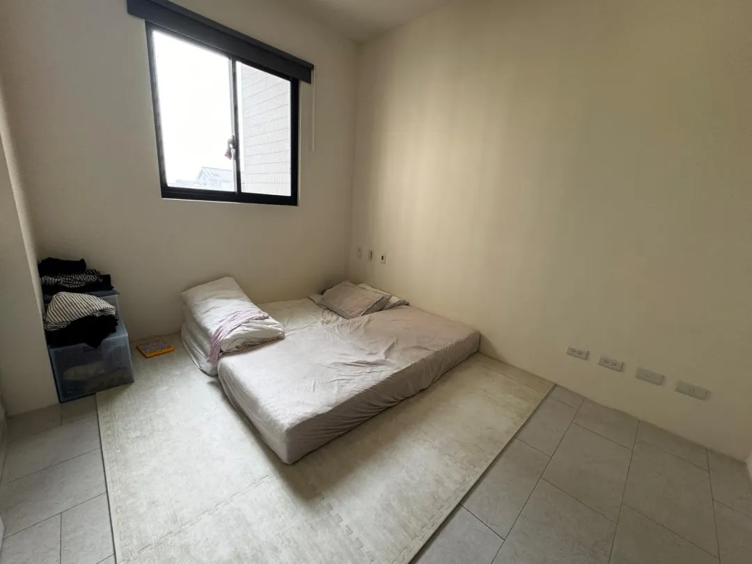 張女是低收入戶,家徒四壁和女兒同睡床墊上。(圖/翻攝畫面)