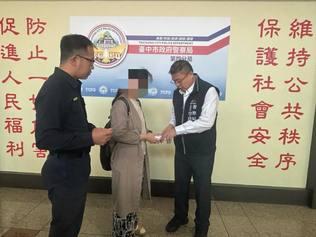 警方和地方善心人士合資14萬元給張姓母女暫解燃眉之急。(圖/翻攝畫面)