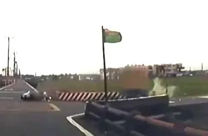 兩車碰撞後，人車噴飛掉進田裡激起大片水花。（圖／翻攝畫面）