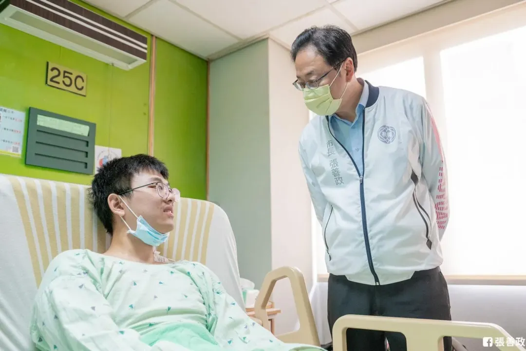 張善政探視受傷員警。(圖/翻攝張善政臉書)