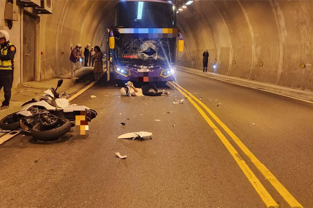詹男回事故現場幫李女找手機,在隧道內跟遊覽車對撞。(圖/翻攝畫面)