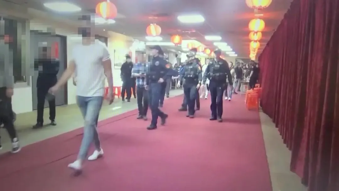 警方荷槍實彈在現場維持秩序。（圖／翻攝畫面）