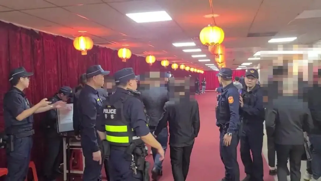 現場警力約60名，北市刑大特勤中隊、外勤偵查隊也到場協助執法。（圖／翻攝畫面）