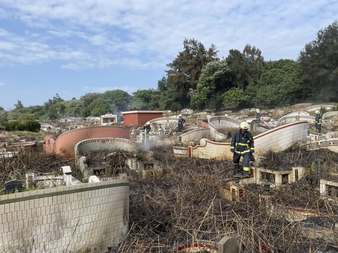宜蘭縣今天墓地火警累計21起,讓打火兄弟疲於奔命。(圖/翻攝畫面)
