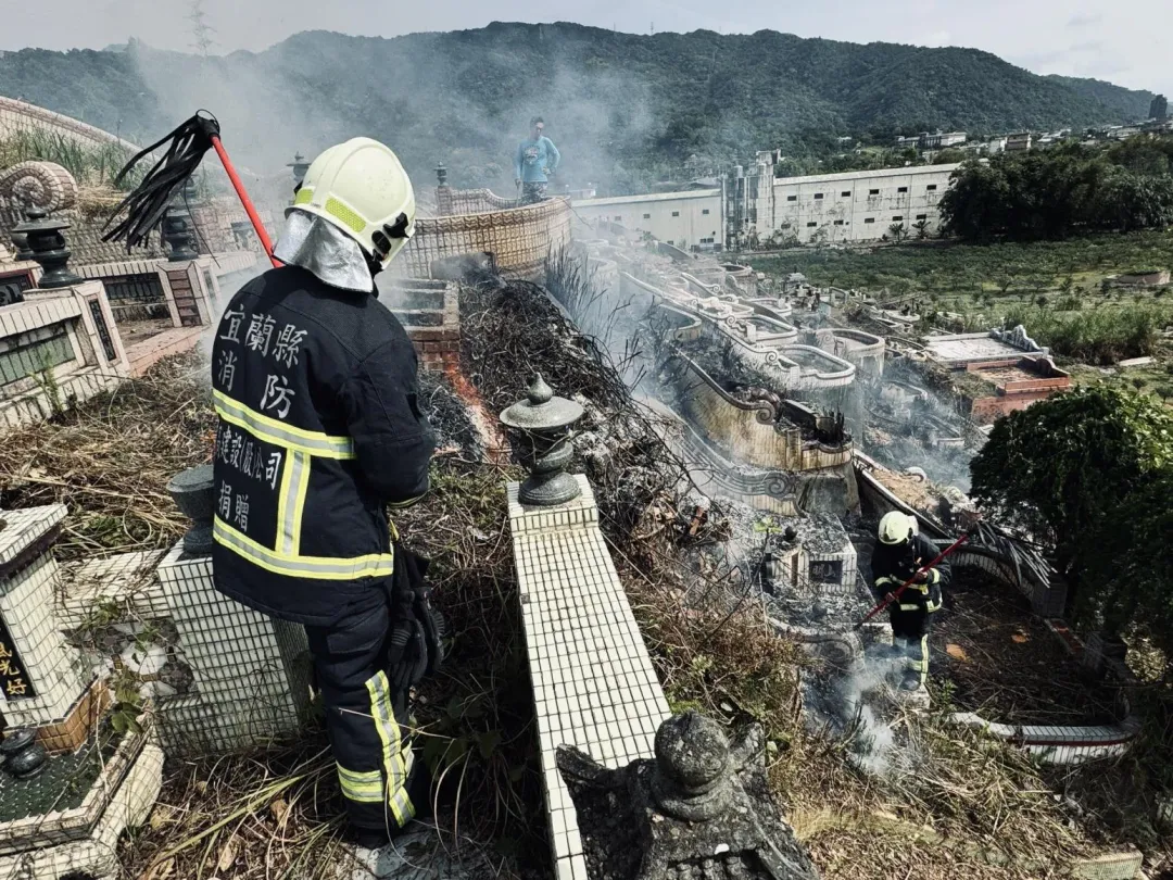 近日天氣乾燥,各地墓地火警事故頻傳。(圖/翻攝畫面)