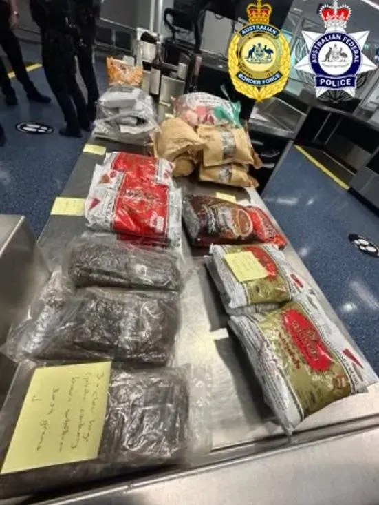 澳洲海關在酒瓶、茶葉包裝、浴鹽包裝內查獲冰毒,估重達21.2公斤。(圖/翻攝澳洲聯邦警察局官網)