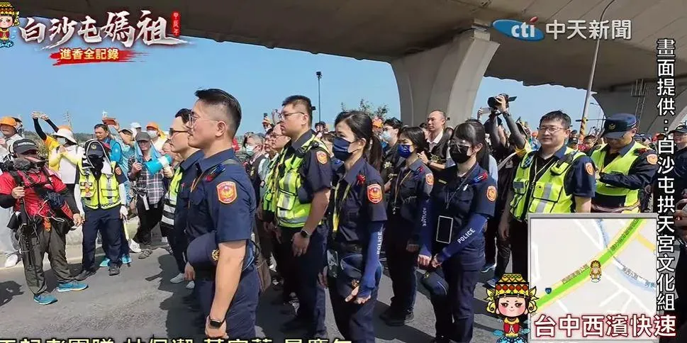 苗栗縣警方由縣分局長親自接駕白沙屯媽祖與山邊媽祖。（圖／中天新聞）
