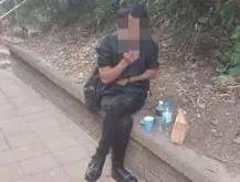 朱男刺殺阿姨後冷血坐在一旁抽菸。(圖/翻攝畫面)