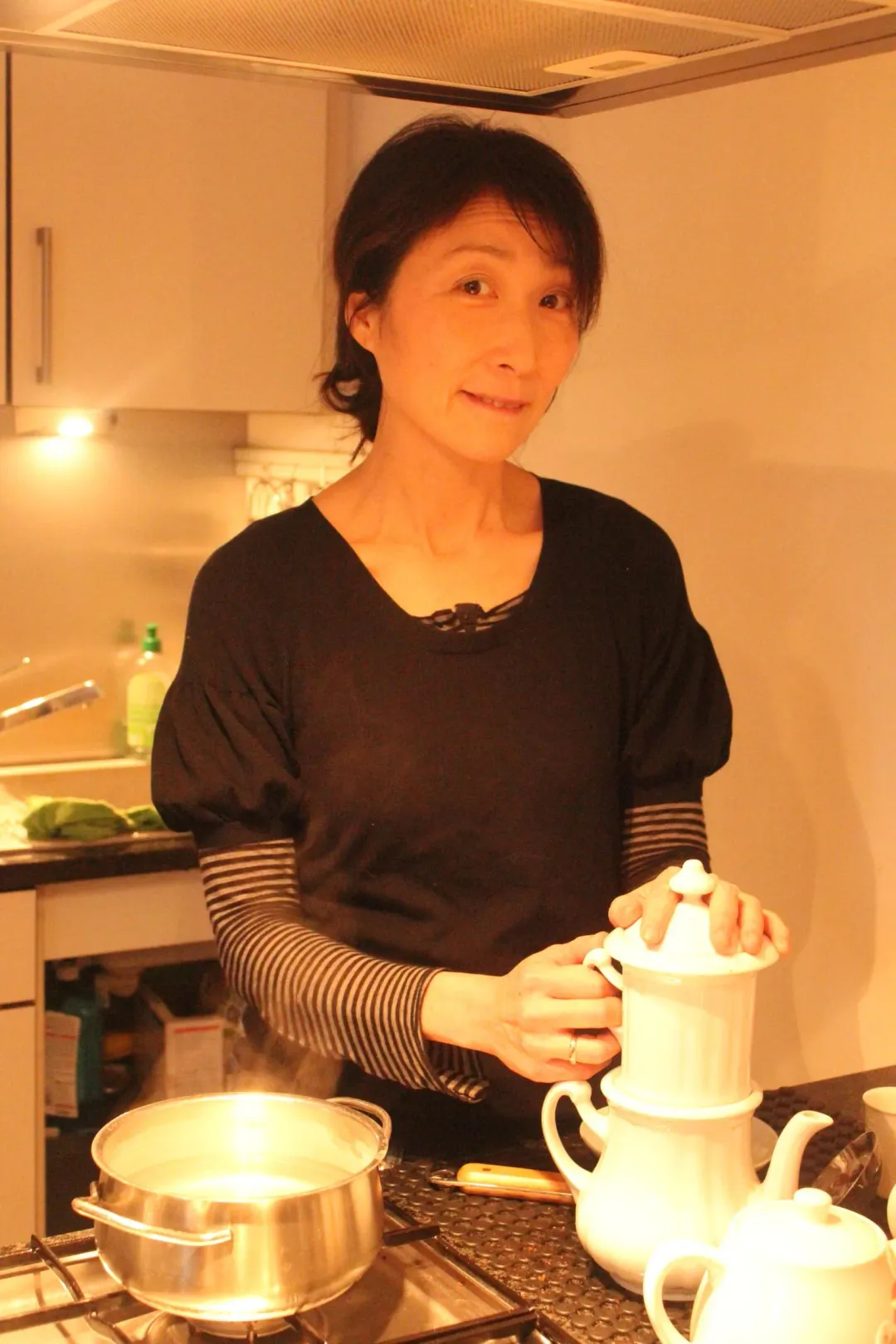 鄭華娟在德國的古蹟家「五月花修道院」曝光,深藏永遠的愛情。圖為鄭華娟正在煮維也納咖啡。(圖/記者鍾志鵬攝影)