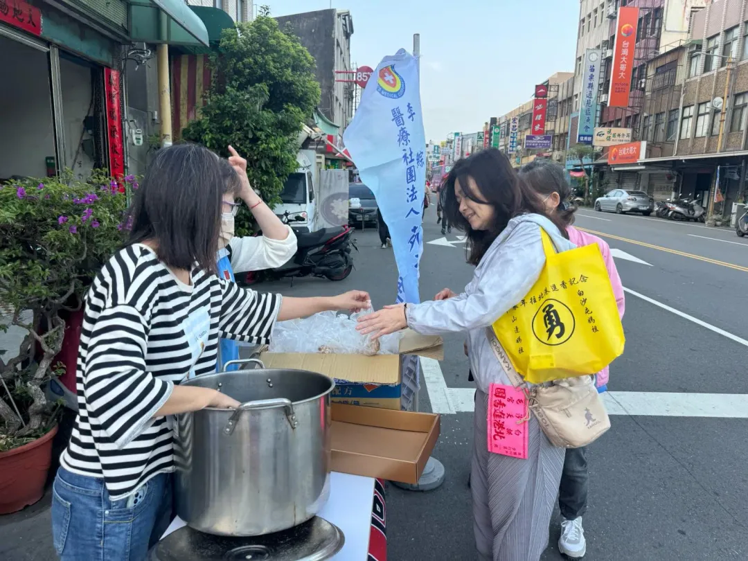 李綜合醫院同仁，設點心站發送給信眾。