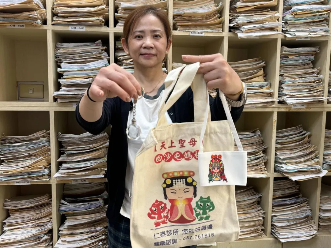 李綜合醫療社團法人同仁陳淑惠為感謝白沙屯媽祖，每年製作結緣品給信眾。