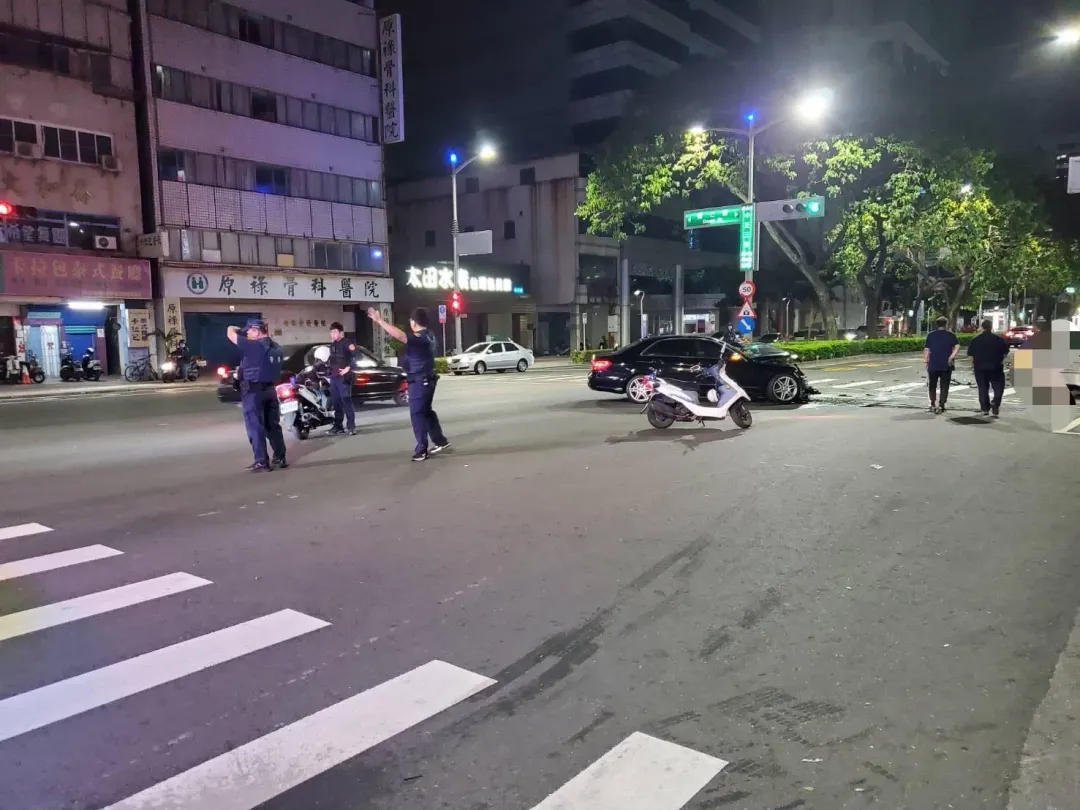 警方到事故現場處理事故。(圖/翻攝畫面)