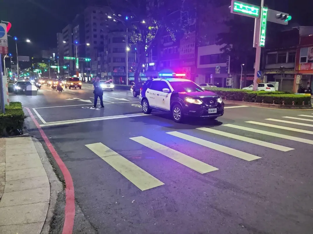 警方在事故現場疏導交通。(圖/翻攝畫面)
