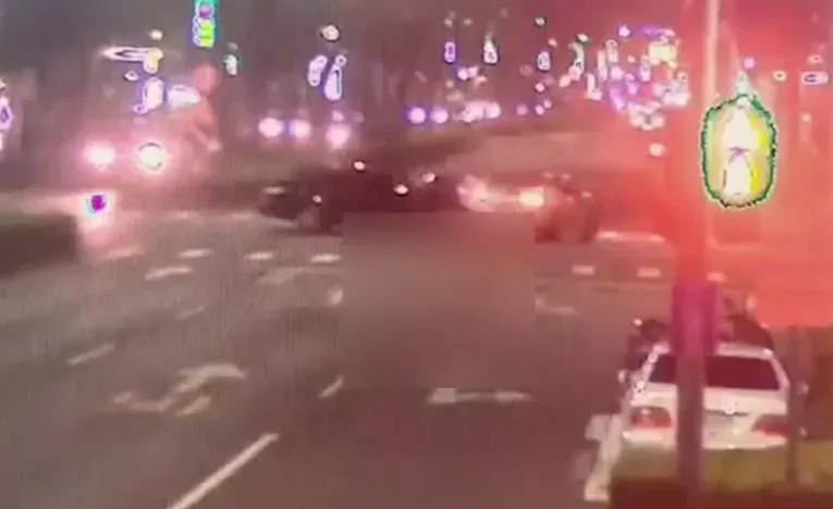 監視器拍到左轉黑車撞上直行的白色BMW。(圖/翻攝畫面)