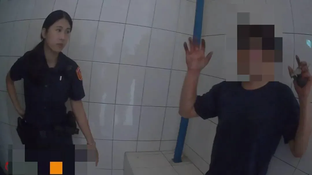林男（右）在蘆洲住處被逮，高舉雙手投降認罪。（圖／翻攝畫面）