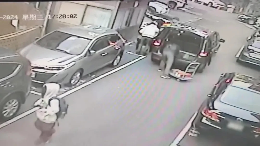 警方搬運空彈殼不慎遺落一箱在人行道上。(圖/翻攝畫面)