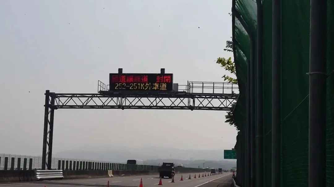 為保護飛越國道的紫斑蝶安全，高公局封閉外側車道。（圖／中天新聞）