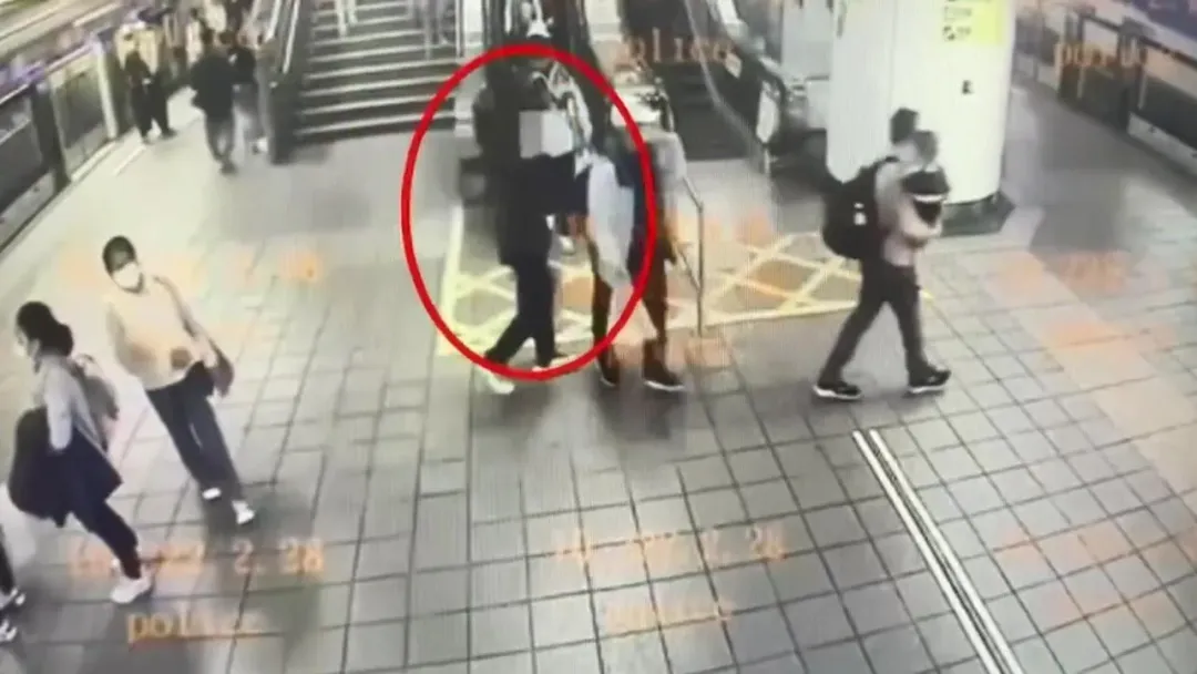 一名男子昨晚在台北車站B1商店,邊走邊偷噴辣椒水。(圖/翻攝畫面)