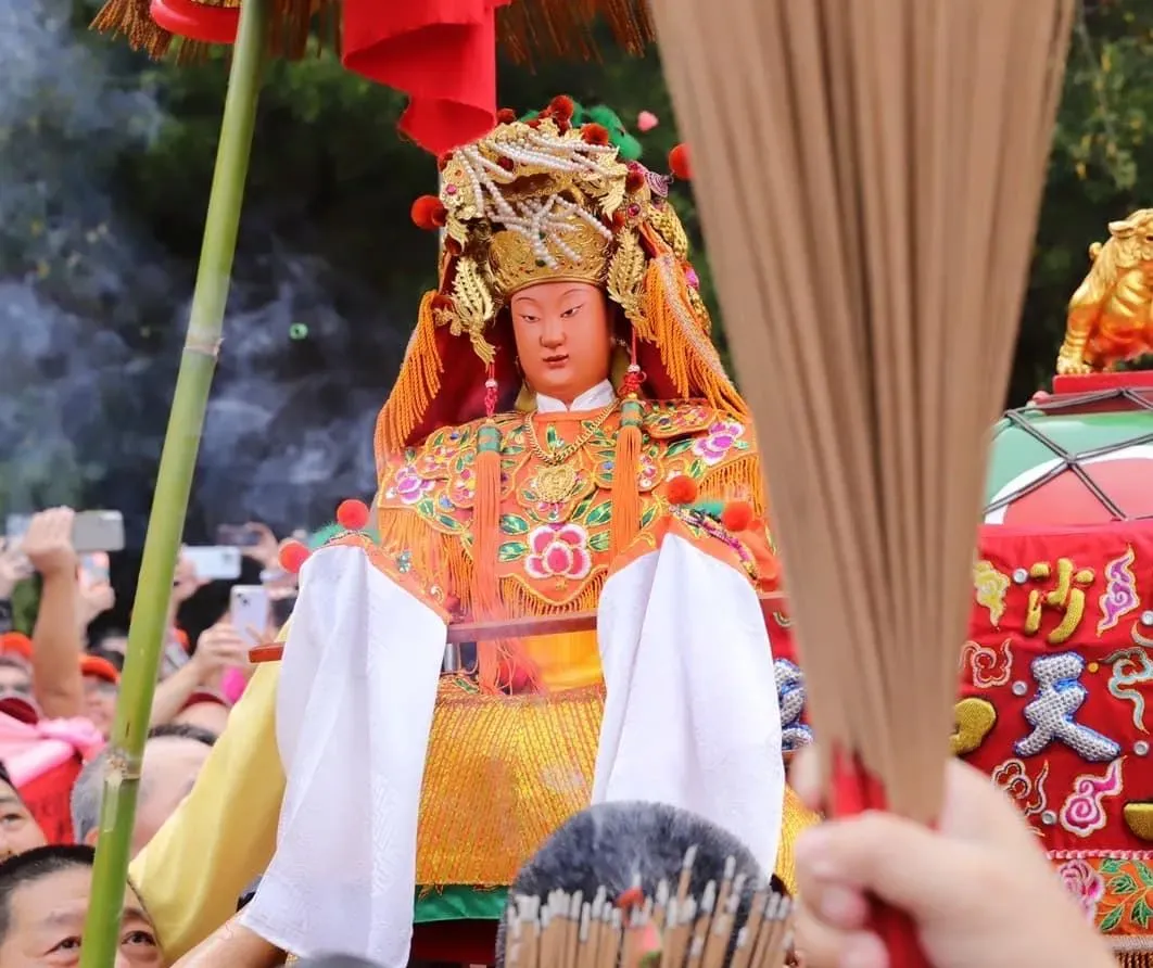 命理專家柯柏成指出,媽祖與觀世音菩薩為師徒關係,因此供奉素食會是較好選擇。(圖/翻攝自Facebook@白沙屯拱天宮)