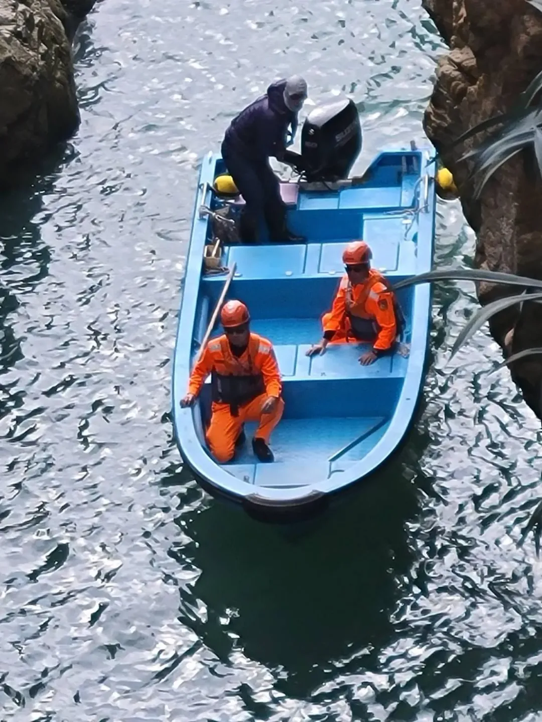 馬祖海巡隊員搜救落海釣客。(圖/翻攝畫面)