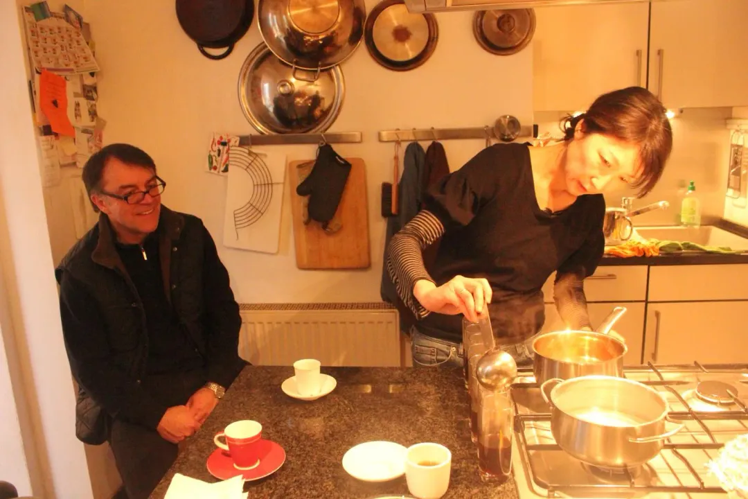 鄭華娟生前珍貴影片曝光，給年輕人這1句話「休閒如愛情，有喜歡才有對味」建議， 一輩子受用。圖為 鄭華娟老公-老德先生 深情注意鄭華娟的一舉一動。（圖／記者鍾志鵬攝影）