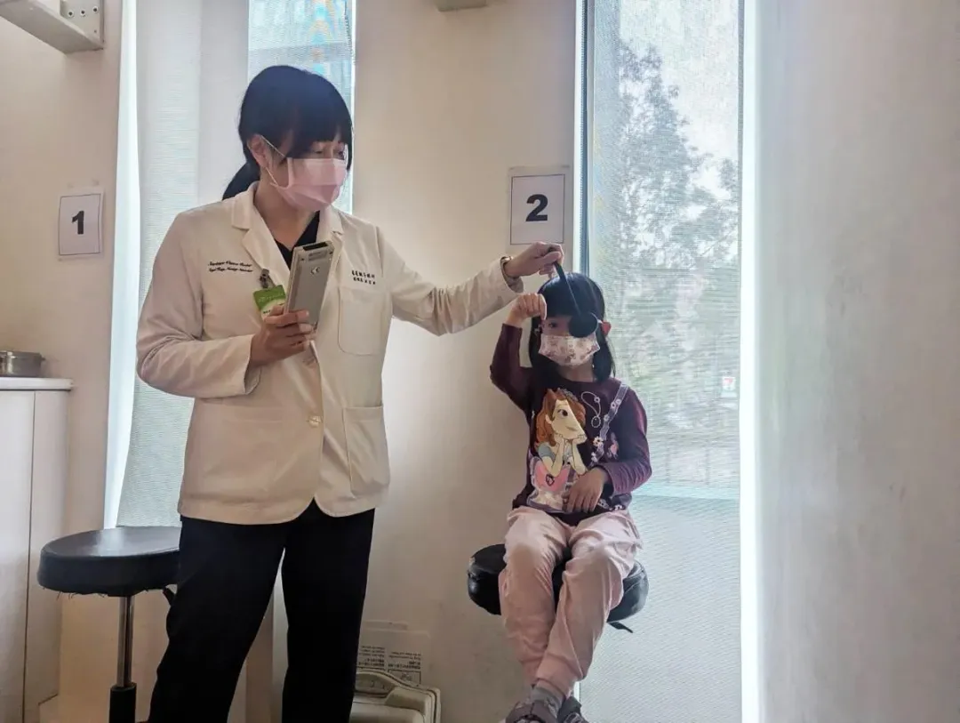 台灣幼兒園孩童弱視盛行率為5.33％，醫師提醒家長，孩子3歲時務必找眼科醫師做第一次視力檢查。（圖／星星親子眼科提供）