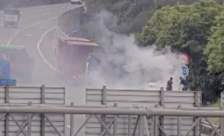 國道3號南向101K處新竹茄苳路段今(27日)中午發生火燒車事故。(圖/翻攝畫面)