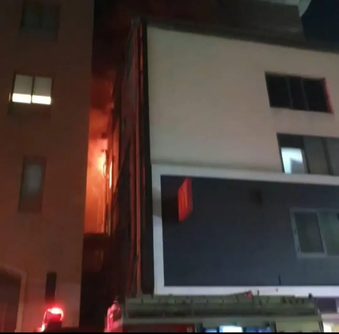 火勢猛烈，熊熊火光照亮夜空。（圖／翻攝畫面）