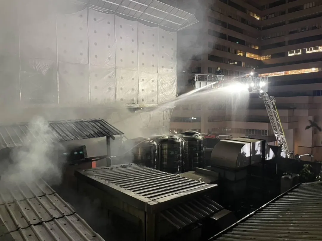 消防員搭雲梯車到頂樓灑水滅火。（圖／翻攝畫面）