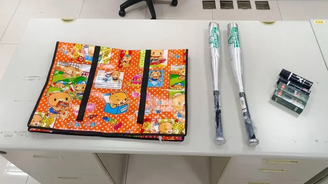 警方查扣的球棒等證物。（圖／翻攝畫面）