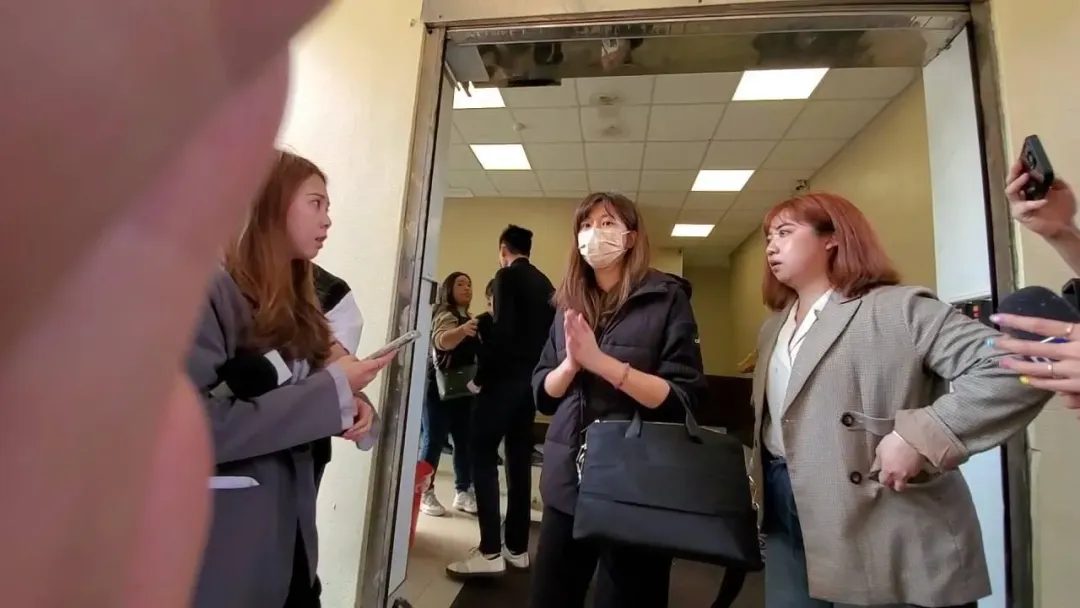 楊男女兒雙手合十,拜託媒體給家屬空間不要打擾媽媽。(圖/記者程正邦攝)