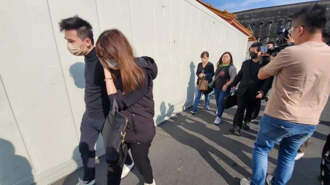 楊男兒女走在前面幫母親開道,一家人哀傷離去。(圖/記者程正邦攝)