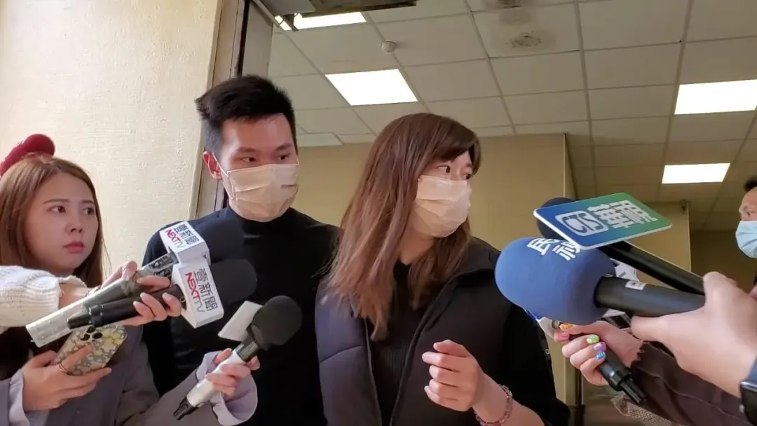 楊男的女兒和兒子出來受訪,由律師女兒對外發言。(圖/記者程正邦攝)