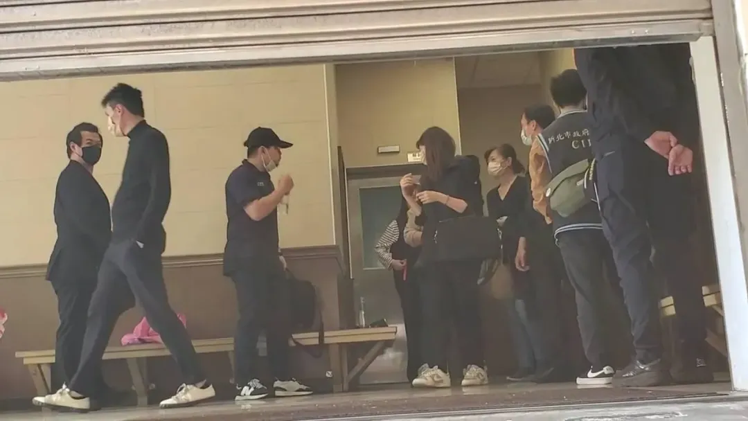 楊男家屬步出解剖室和檢察官討論案情。(圖/記者程正邦攝)