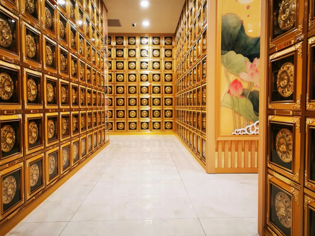 墓地是陰靈的安居之所，故不可嘻笑怒罵、大聲喧嘩，口出穢語。（圖／楊登嵙提供）