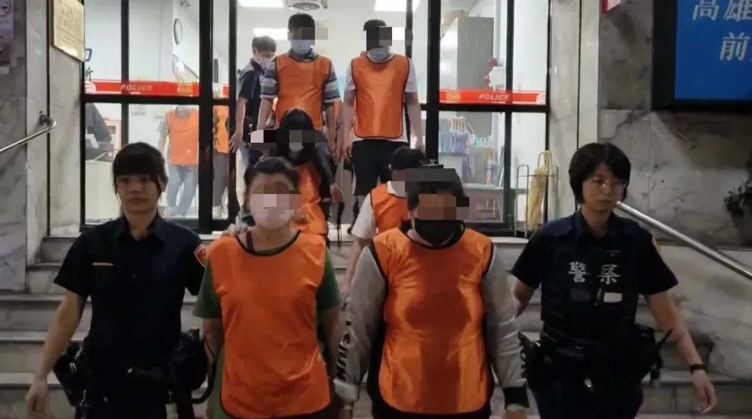 賭場負責人及17名賭客被帶回警局偵辦。（圖／翻攝畫面）