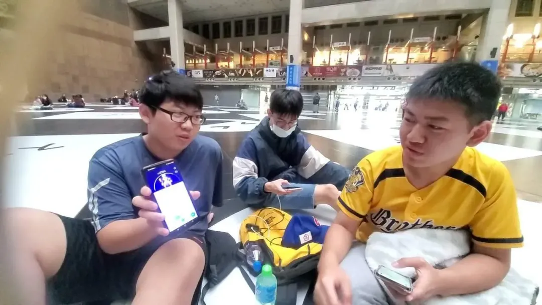 念國二的江同學開心秀出抓到的「暗影超夢」。(圖/記者程正邦攝)