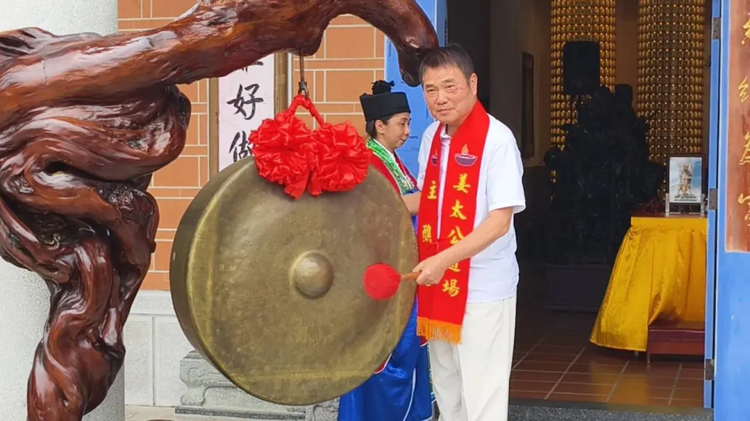 苗栗縣長鍾東錦敲鑼,宣佈客家大院桐花季起跑。(圖/姜太公客家大院提供)