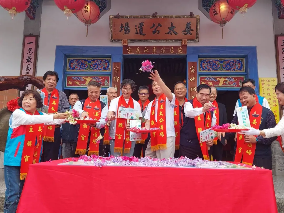 苗栗縣長鍾東錦及台中市政府顧問蔡壁如等人灑桐花,祝福客家大院桐花季活動圓滿成功。(圖/姜太公客家大院提供)
