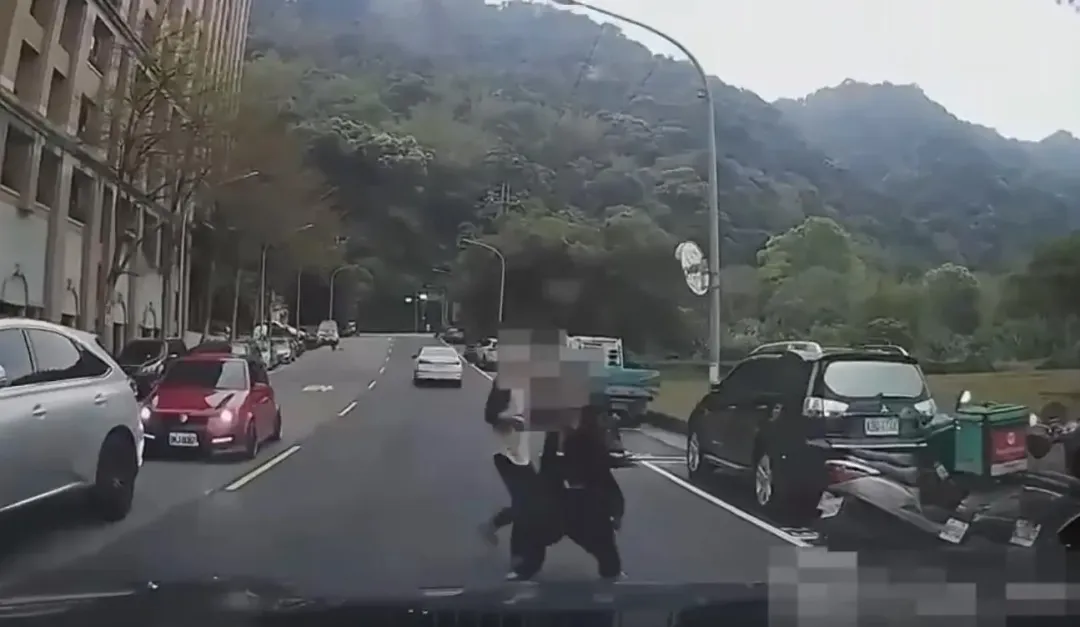 兩人在大街上追逐畫面。（圖／翻攝畫面）