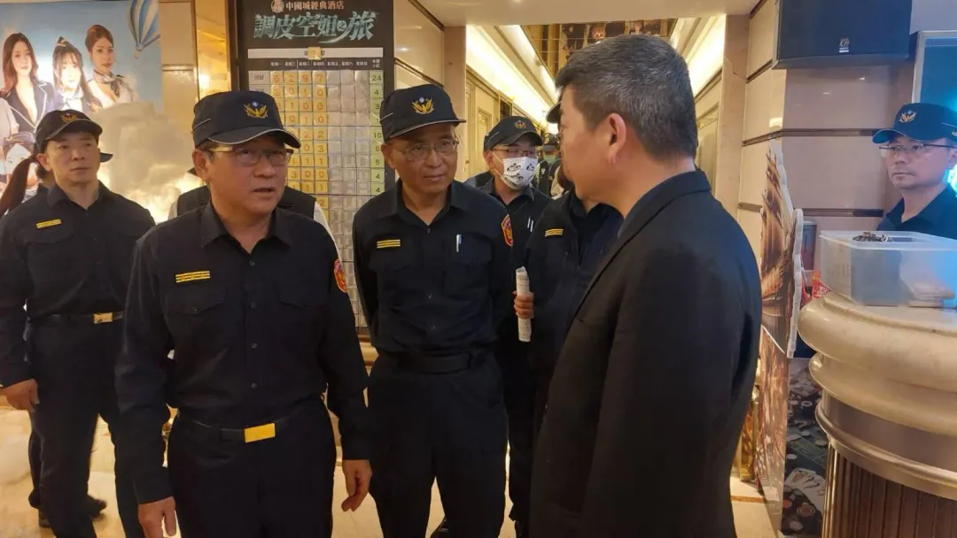 桃園市警察局局長吳坤旭（左二）親自帶隊到酒店臨檢。（圖／翻攝畫面）