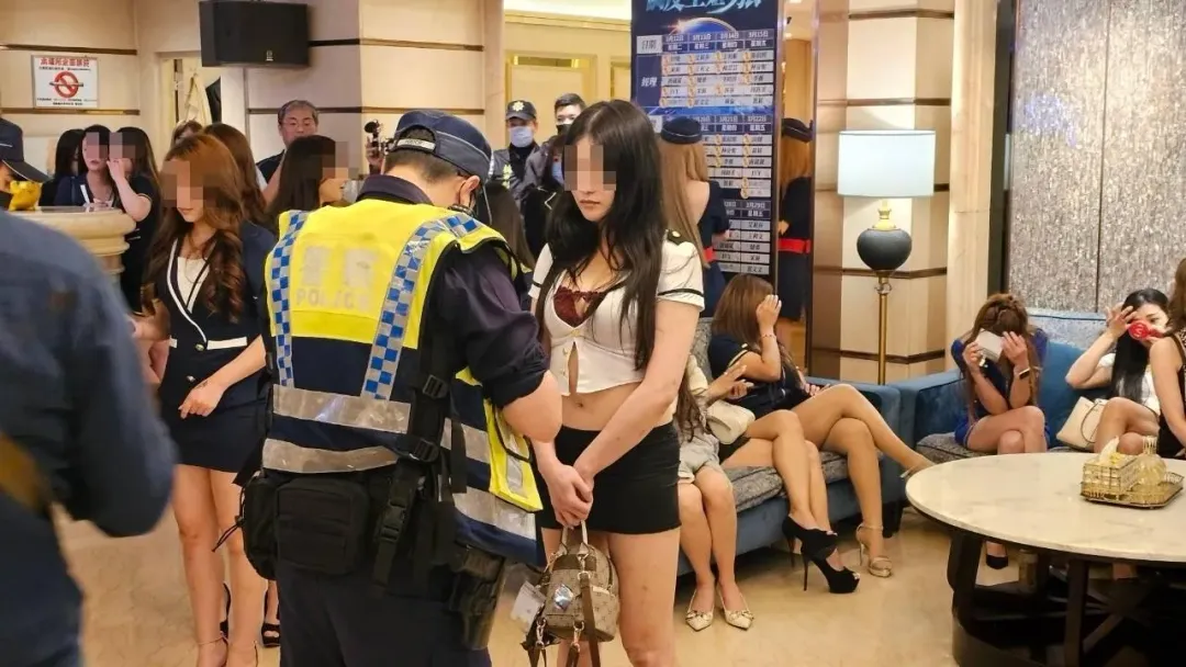 酒店小姐排排站接受警方盤查。（圖／翻攝畫面）