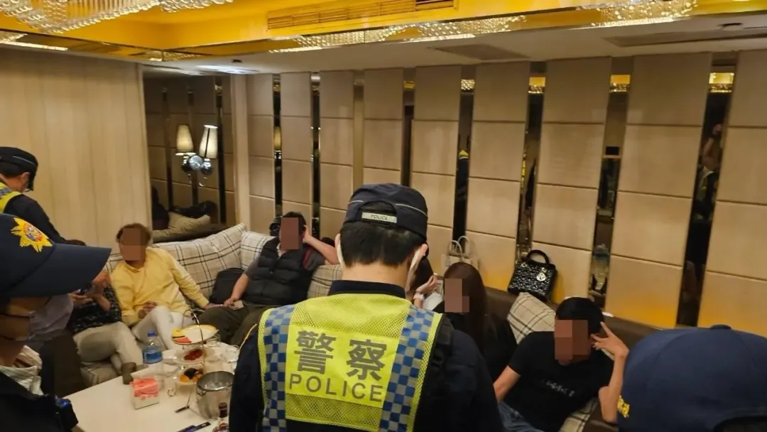 桃警到有女陪侍場所臨檢。（圖／翻攝畫面）