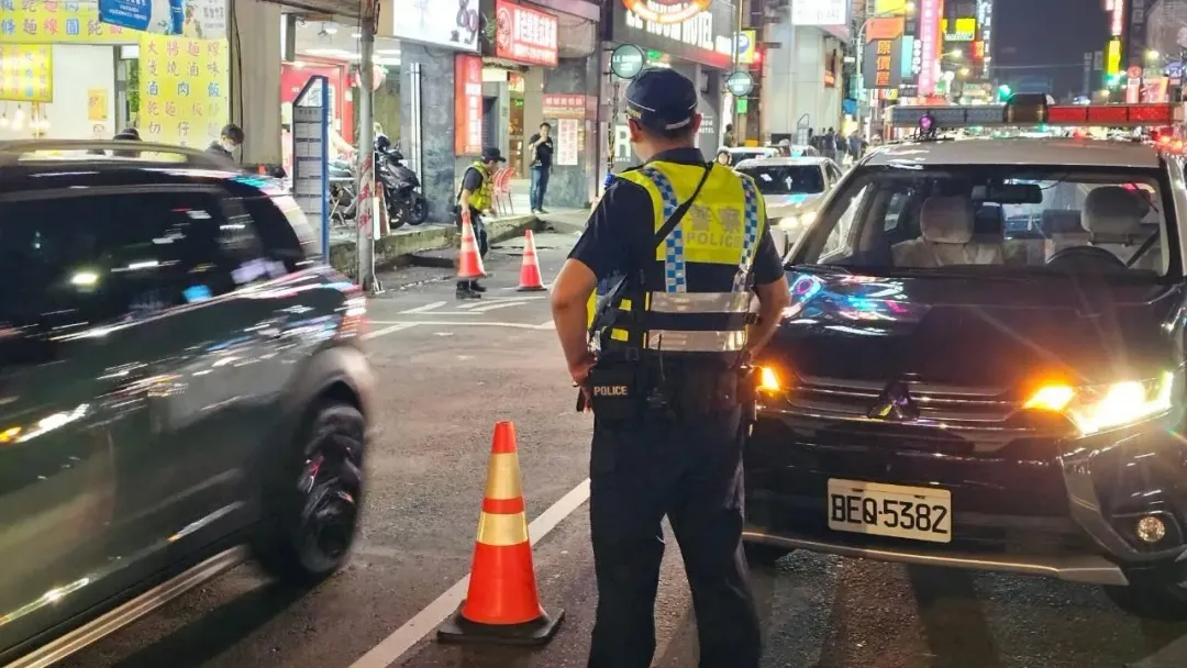 桃警在路口攔檢車輛。（圖／翻攝畫面）
