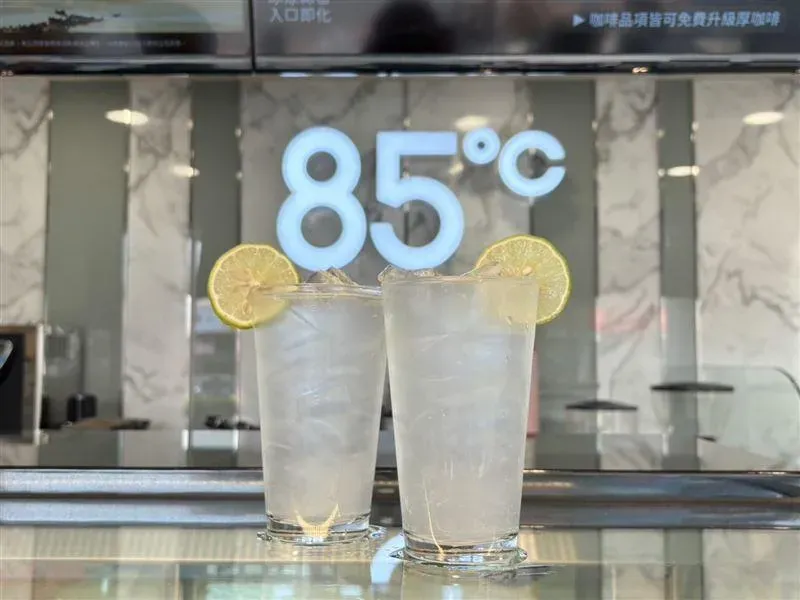 85℃推出新飲品「一杯檸好」愚檸(與您)同樂,愚人節當天買1送1。(圖/85℃提供)