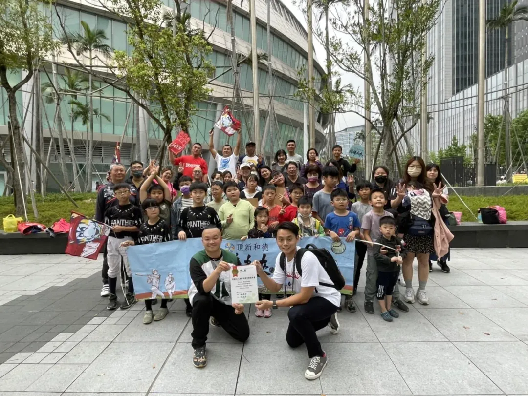 頂新和德文教基金會,邀請基隆家扶中心瑞芳服務處以及基隆忠孝國小棒球隊共40位學童和老師,踏入大巨蛋職棒球場觀賞精采賽事,一起體驗中華職棒大聯盟第一場在大巨蛋開打例行賽的歷史時刻。(圖/頂新和德文教基金會提供)