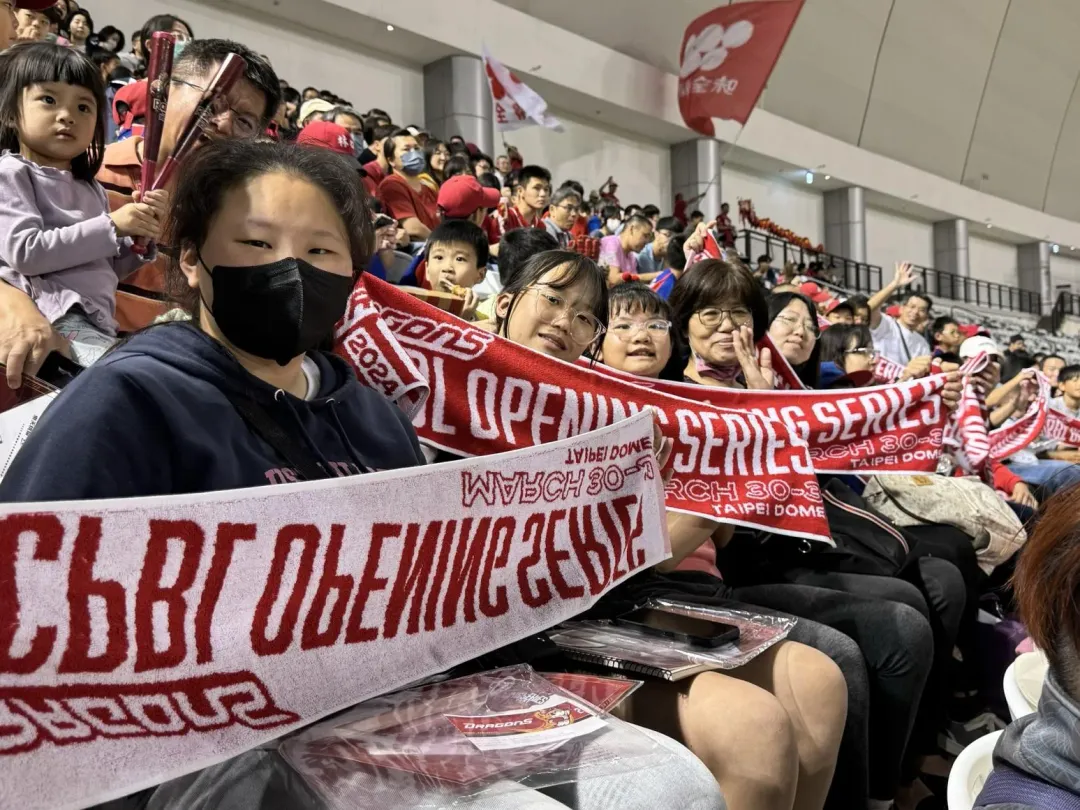 孩子們非常開心能到到大巨蛋觀看棒球比賽。(圖/頂新和德文教基金會提供)