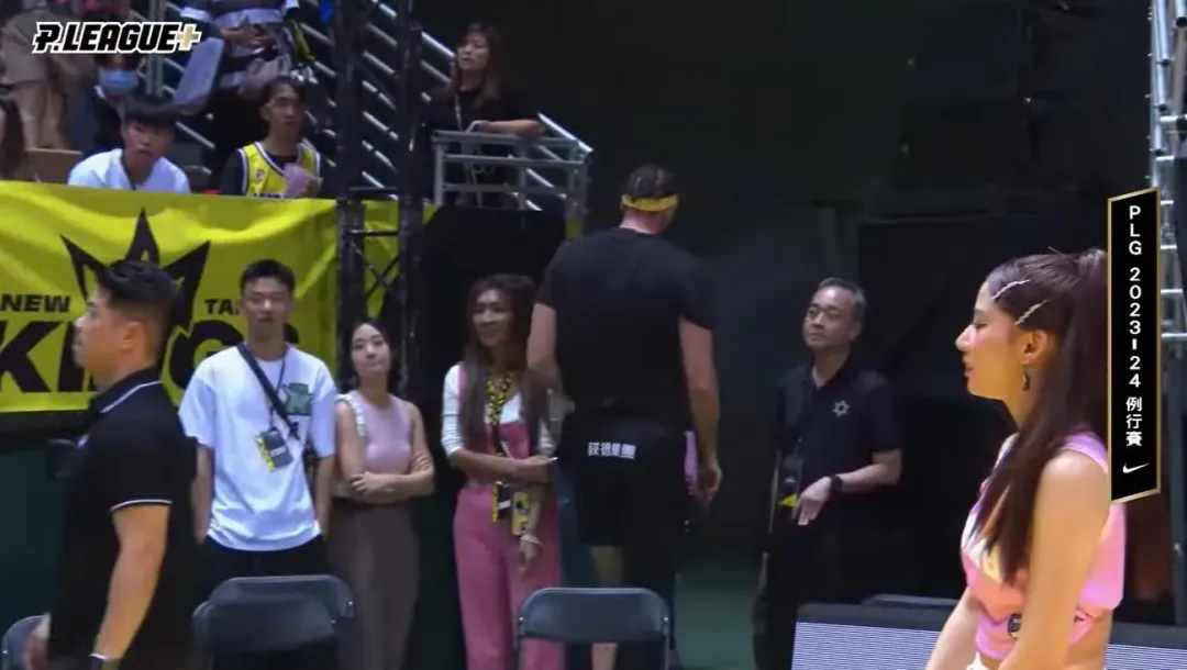 牧倫斯在賽事進行期間直接脫掉球衣離開。（圖／PLG提供）